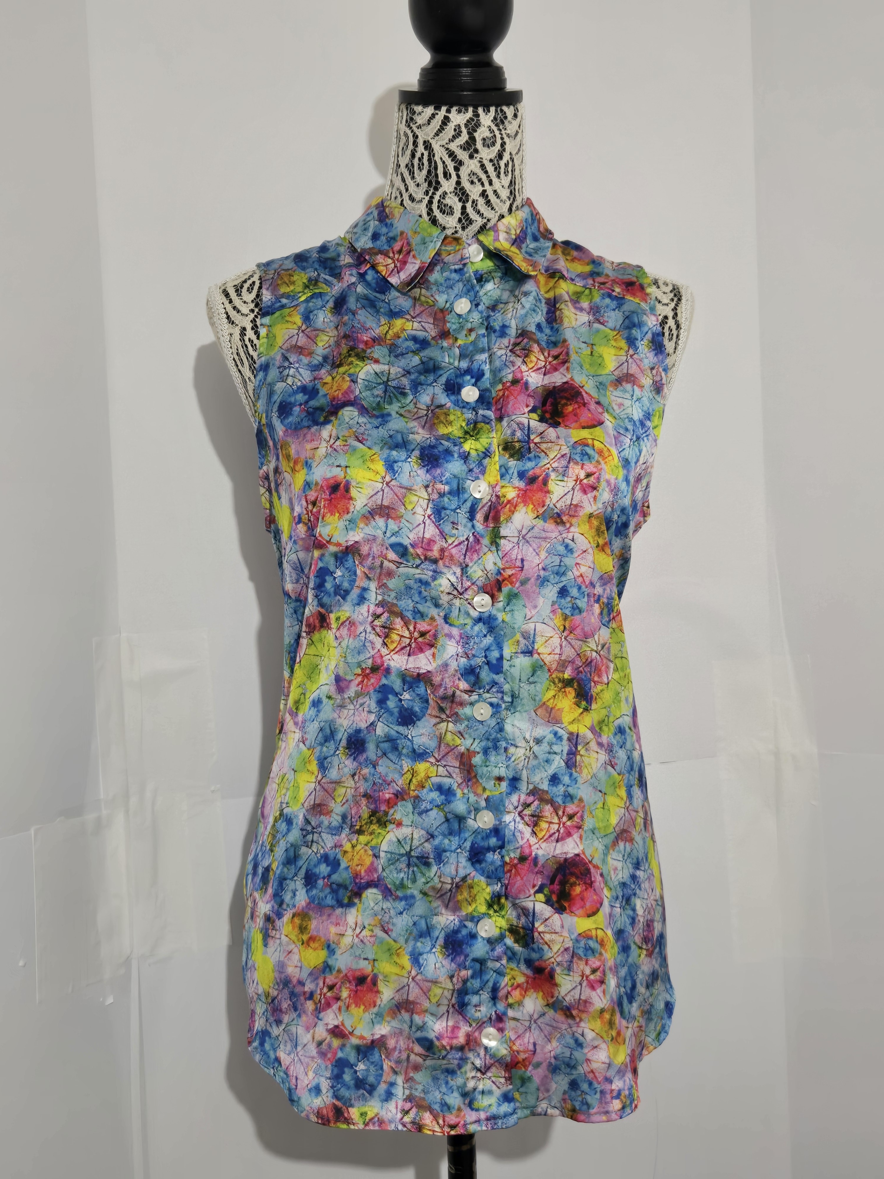 Sleeveless Multicolor Button-Up Collared Top